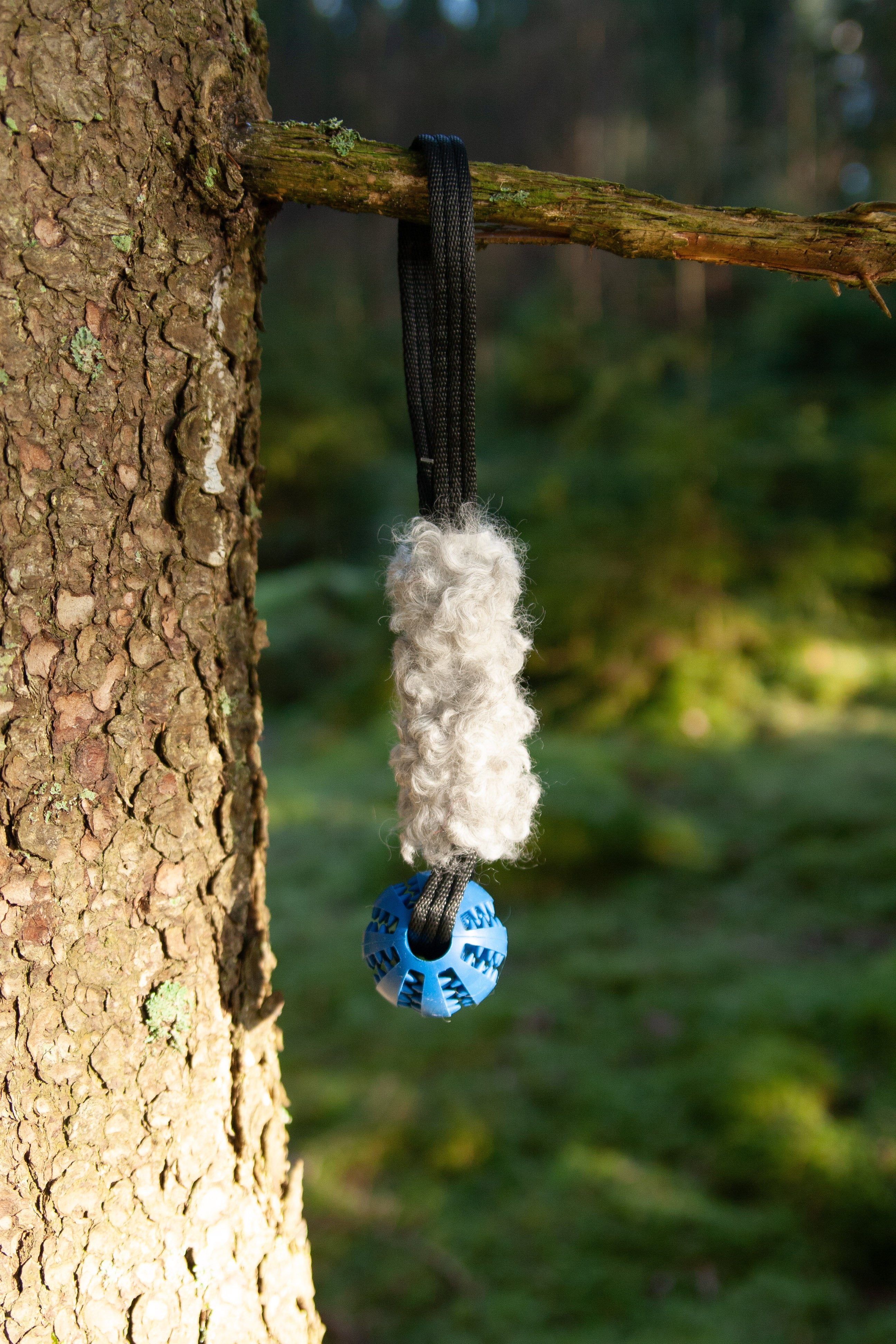 Fårskinnsleksak med handtag