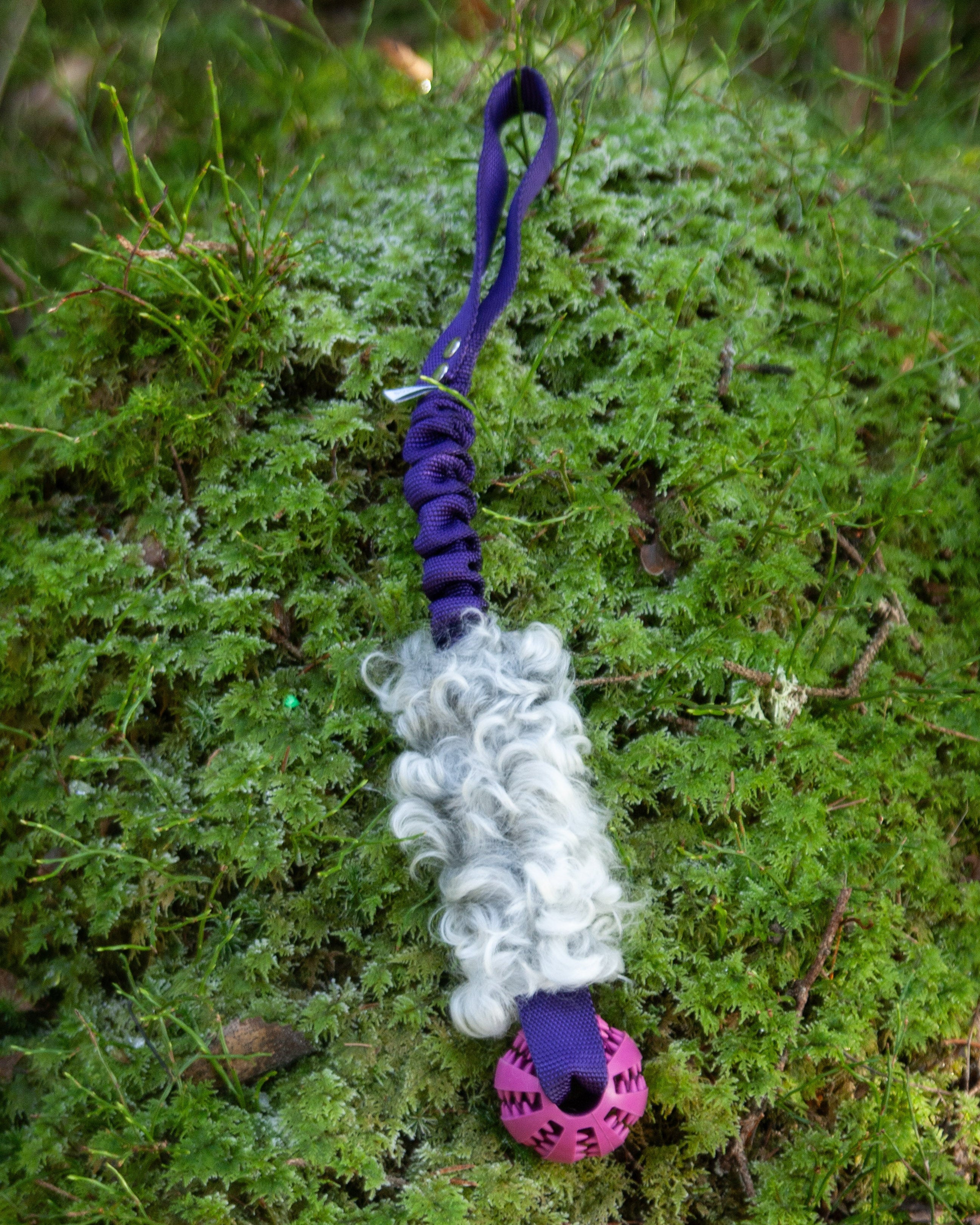 Fårskinnsleksak med boll & expander