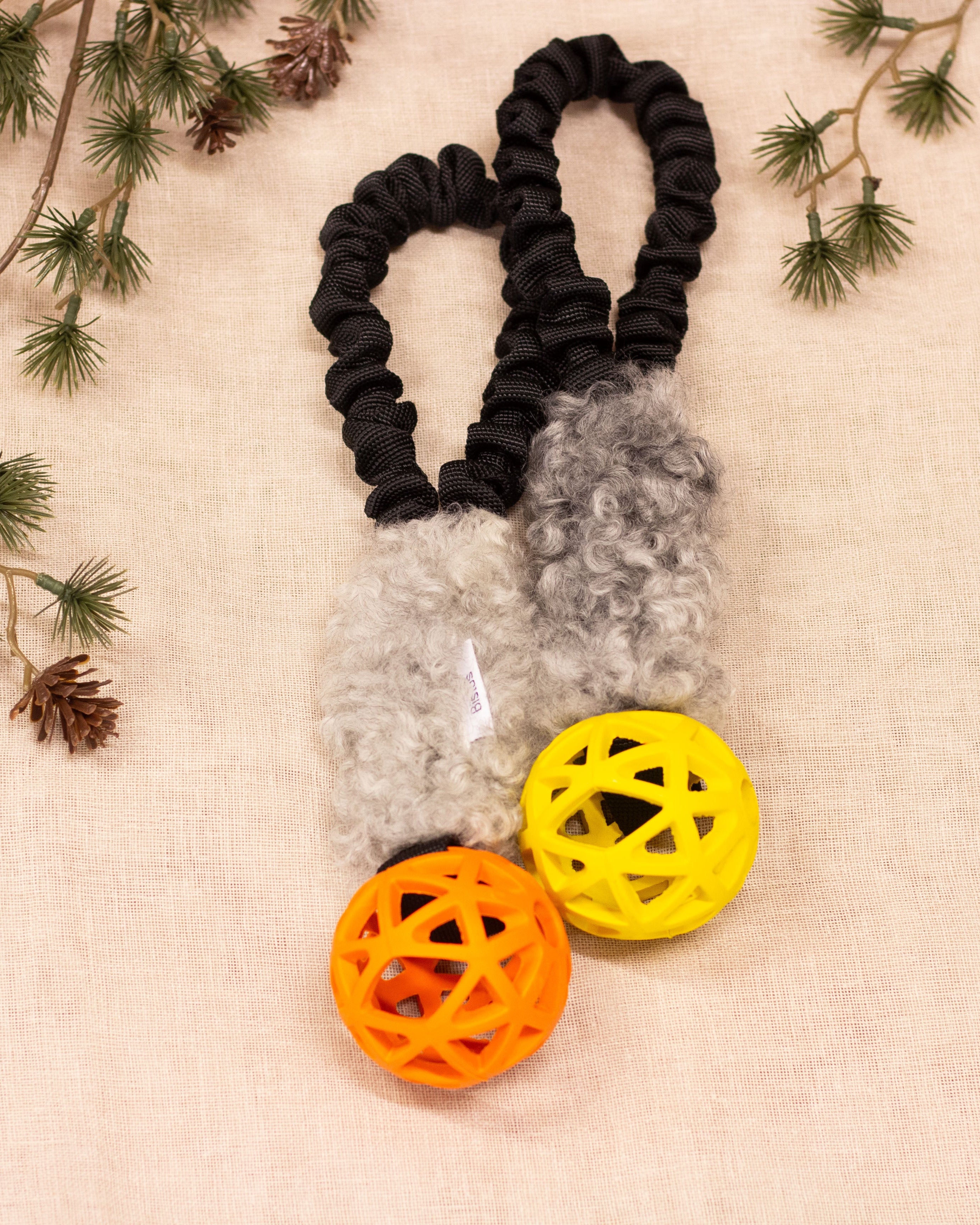 Fårskinnsleksak med nätboll och expanderhandtag